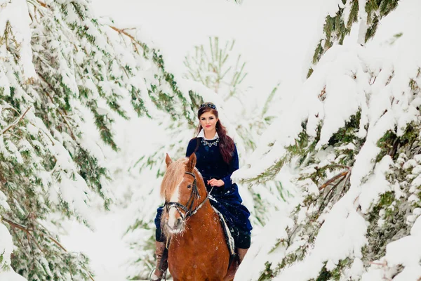 Bastante joven modelo montando el caballo — Foto de Stock