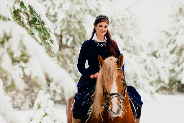 Bastante joven modelo montando el caballo — Foto de Stock