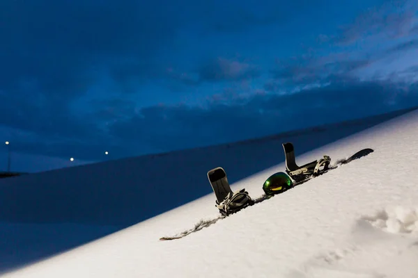 Pudrig textur och snowboard i solnedgången — Stockfoto