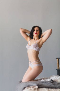 Genç seksi esmer beyaz iç çamaşırı