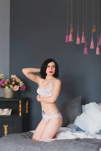 Genç seksi esmer beyaz iç çamaşırı