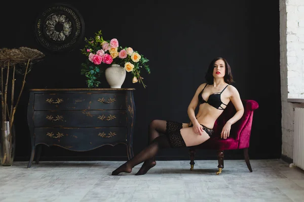 Seksi esmer siyah iç çamaşırı ve çorap