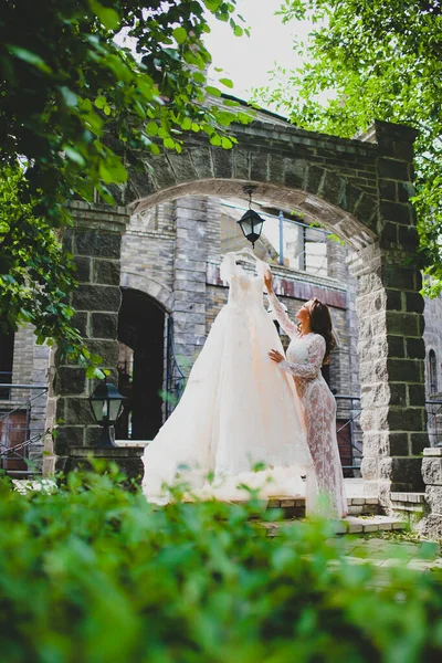 Jeune belle mariée se préparant à essayer sa robe de mariée de luxe — Photo