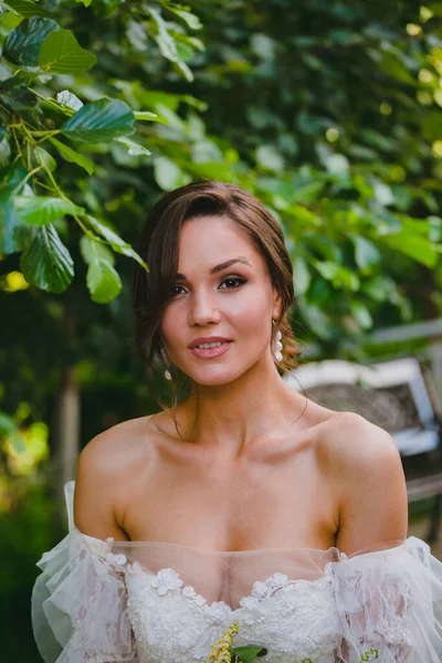 Close-up portrait of attractive bride in white dress with naked shoulders — Stock Photo, Image