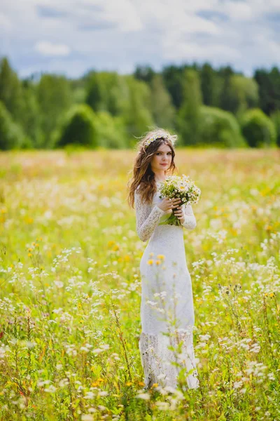 Gros plan portrait d'une belle mariée avec des camomilles — Photo