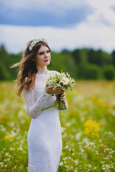 Retrato de cerca de una hermosa novia con manzanillas — Foto de Stock