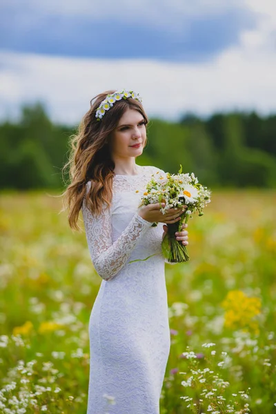 Ritratto ravvicinato di una bella sposa con camomille — Foto Stock