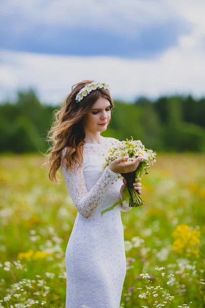 Retrato de cerca de una hermosa novia con manzanillas — Foto de Stock