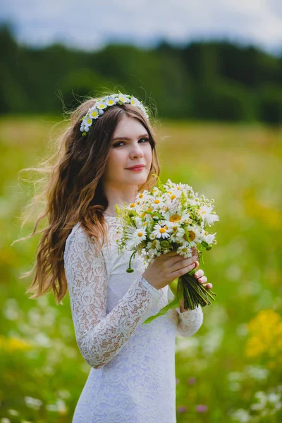 Retrato de cerca de una hermosa novia con manzanillas — Foto de Stock