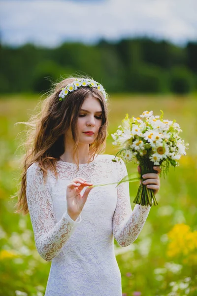 Retrato de cerca de una hermosa novia con manzanillas — Foto de Stock