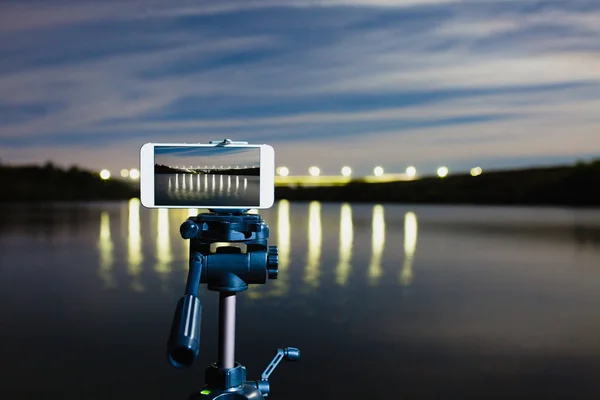 Використання смартфона як професійної камери на тринозі для захоплення нічного пейзажу — стокове фото