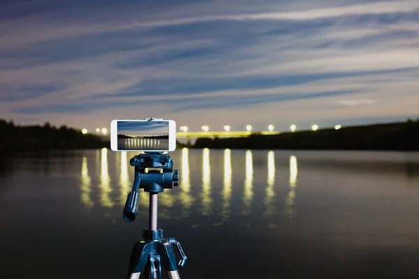 Usando smartphone como câmera profissional no tripé para capturar paisagem noturna — Fotografia de Stock