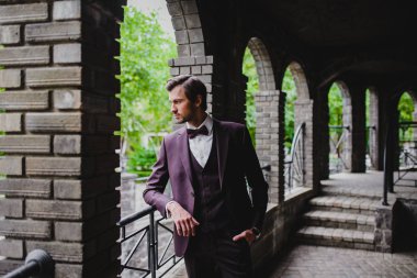 Şehir otelinde poz veren yakışıklı genç bir damat.