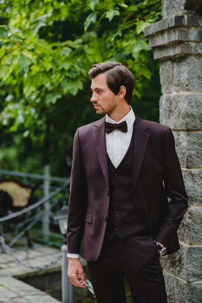 Close-up portrait of handsome young bridegroom with elegant stylish haircut — Stock Photo, Image