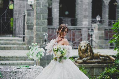 Kır otelinin bölgesinde poz veren baştan çıkarıcı genç gelin.