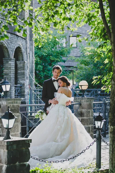 Séduisante jeune mariée et beau marié sur le territoire de l'hôtel de campagne — Photo