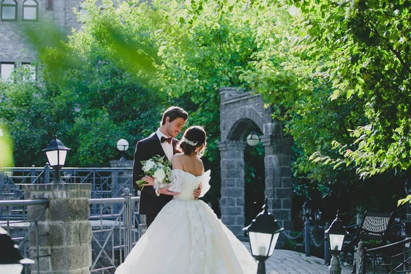 Séduisante jeune mariée et beau marié sur le territoire de l'hôtel de campagne — Photo