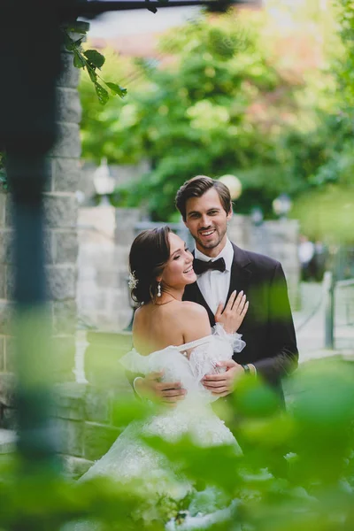 Porträtt av vackra glada nygifta på territoriet av country hotel — Stockfoto