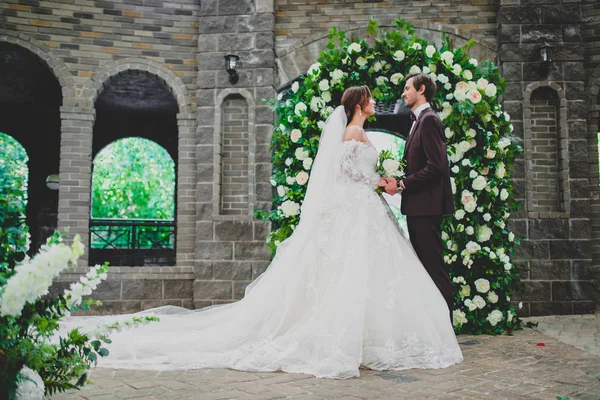 Några vackra och eleganta nygifta på bröllopsceremoni — Stockfoto