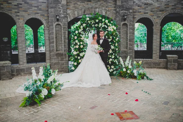 Couple de beaux et élégants jeunes mariés lors de la cérémonie de mariage — Photo