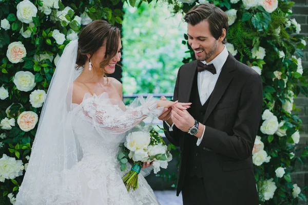 Couple de beaux et élégants jeunes mariés lors de la cérémonie de mariage — Photo