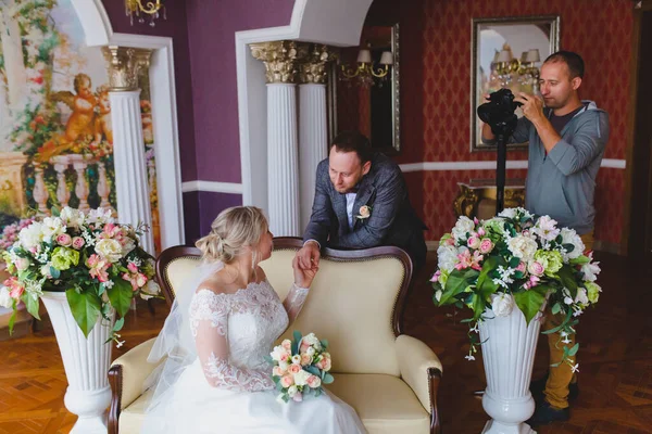 Fotógrafo de casamento tirar fotos da noiva e noivo no interior clássico — Fotografia de Stock