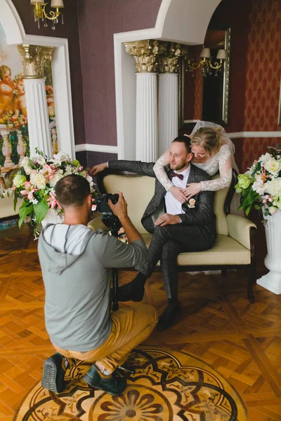 Fotógrafo de casamento tirar fotos da noiva e noivo no interior clássico — Fotografia de Stock