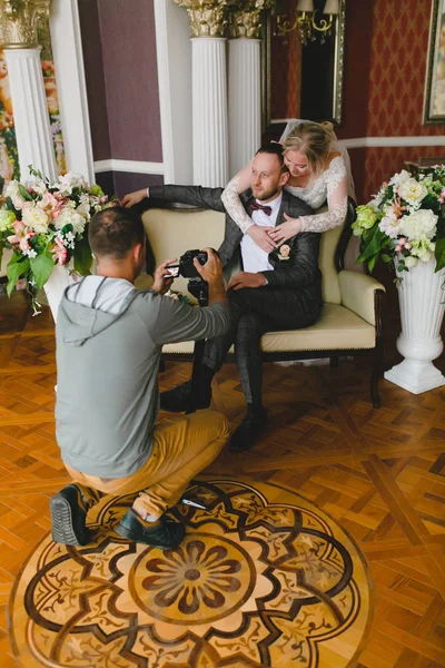 Fotógrafo de casamento tirar fotos da noiva e noivo no interior clássico — Fotografia de Stock