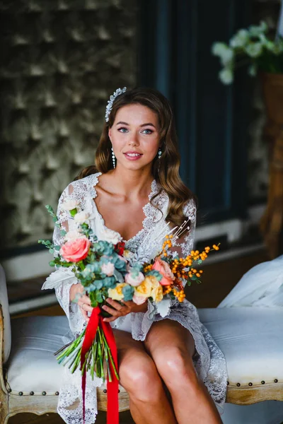 Спокуслива молода наречена позує з чудовим весільним букетом в готельному номері — стокове фото