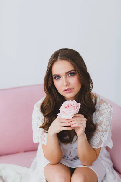 Nahaufnahme Porträt der jungen schönen Modell mit Rose — Stockfoto
