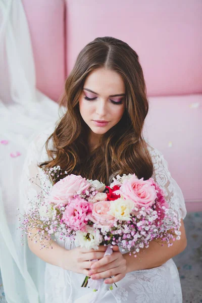 Potret close-up pengantin muda yang cantik dengan buket musim semi — Stok Foto