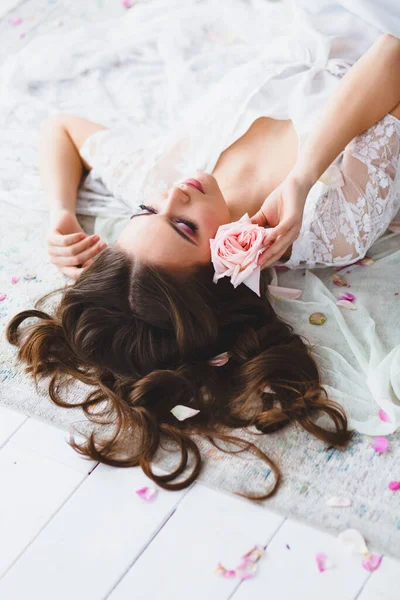 Close-up portret van jong mooi model met roos — Stockfoto