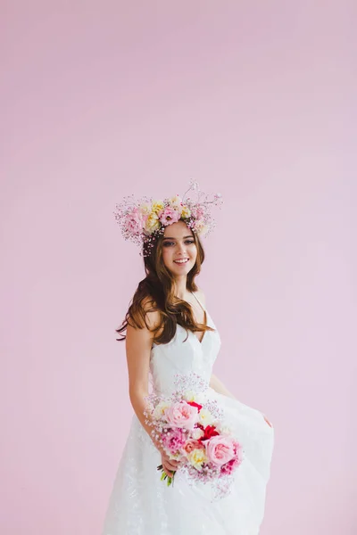 Close-up portrait of beautiful bride with flower wreath on her head — Stock Photo, Image