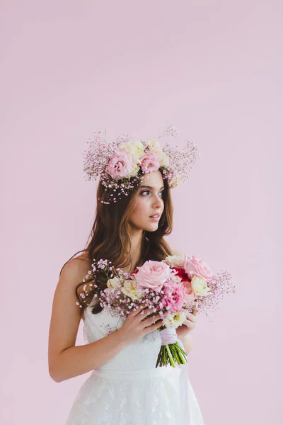 Retrato de cerca de la hermosa novia con corona de flores en la cabeza — Foto de Stock