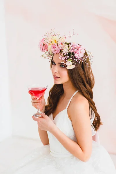 Портрет красивої нареченої з квітковим вінком на голові і склі — стокове фото