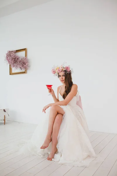 Portret van een mooie bruid met bloemenkrans op haar hoofd en glas — Stockfoto