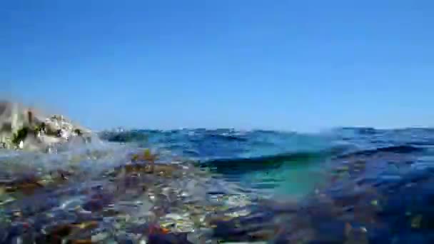 Açık deniz suyu ve Akdeniz manzarası boyunca sualtı görüntüsü — Stok video