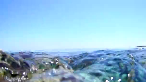 Vista subacquea attraverso le acque cristalline del mare e il paesaggio mediterraneo — Video Stock