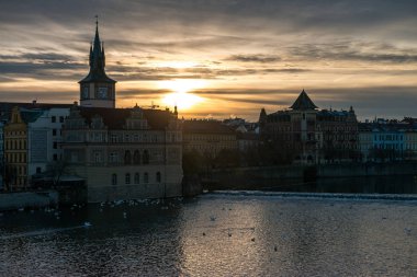 Charles Köprüsü'nde sonbahar gündoğumu bir (Karluv en). Prague, Çek Cumhuriyeti.