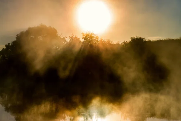 Fantastyczne mglisty rzeki z ładne odbicie i promienie światła w światło słoneczne — Zdjęcie stockowe