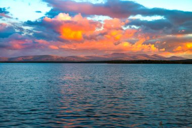 Arctic dramatik gün batımı. Güneşin ufukta gizleme boyalar çok güzel bir renk bulutlarda