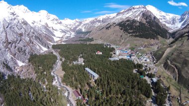 Kuş Uçuş yükseklikten Elbrus Vadisi ve Elbruz Dağı görüntülemek
