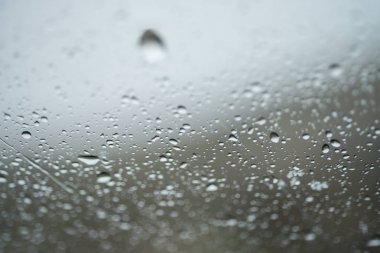 Cam üzerine yağmur damlaları