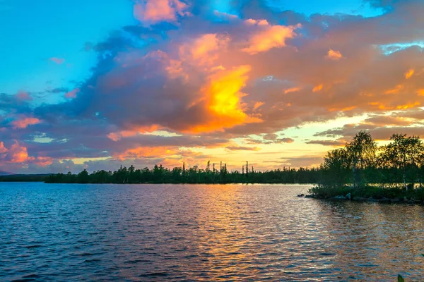 Dramatischer Sonnenuntergang in der Arktis. die Sonne versteckt sich hinter dem Horizont, malt die Wolken in einer sehr schönen Farbe — Stockfoto