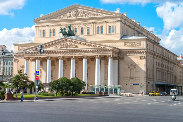 Moscú, Rusia - 16 de agosto de 2016: Teatro Bolshoi, calle Ohotniy Ryad. El teatro más famoso de Rusia . — Foto de Stock