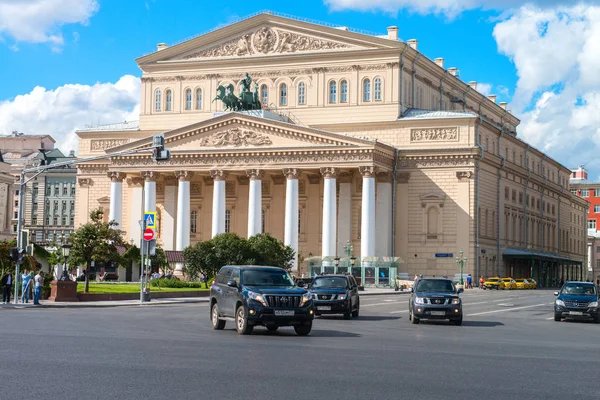 Moscú, Rusia - 16 de agosto de 2016: Teatro Bolshoi, calle Ohotniy Ryad. El teatro más famoso de Rusia . — Foto de Stock