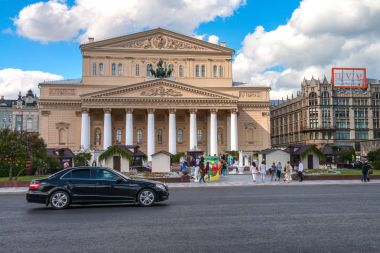 Moscow, Rusya Federasyonu - 16 Ağustos 2016: Bolşoy Tiyatrosu, Ohotniy Ryad sokak. Rusya'nın en ünlü tiyatro.