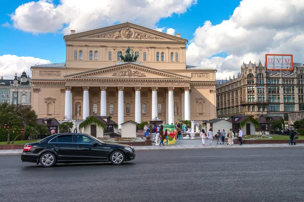 Moscú, Rusia - 16 de agosto de 2016: Teatro Bolshoi, calle Ohotniy Ryad. El teatro más famoso de Rusia . — Foto de Stock
