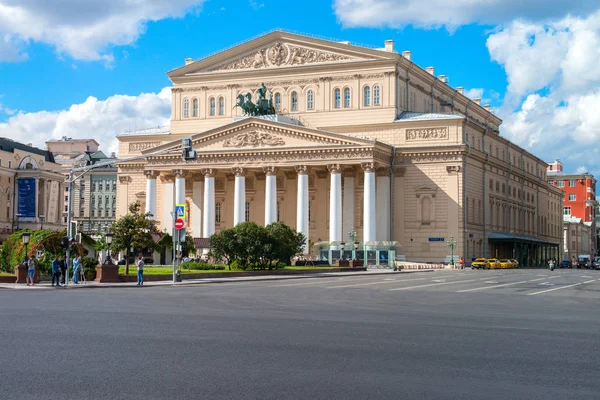 มอสโคว์ รัสเซีย - 16 สิงหาคม ค.ศ. 2016: โรงละครโบลชอย ถนนโอเรก้า เรด โรงละครที่มีชื่อเสียงที่สุดของรัสเซีย . รูปภาพสต็อกที่ปลอดค่าลิขสิทธิ์