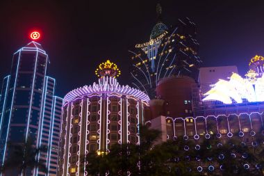 Makao, Çin - 2014.10.15: Macau - Asya kumar başkenti. Ünlü Grand Lisboa hotel fotoğraf.